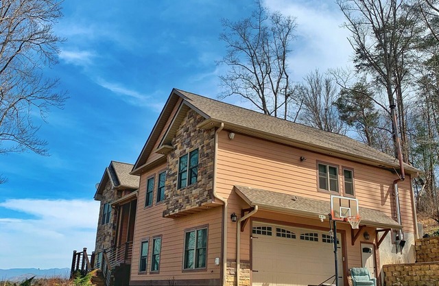 Private 1st Floor Unit - Full Kitchen - Master BR w King sized bed - 13 min 2 DT