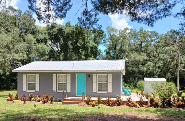 Private 2-bedroom house close to blue springs.FREE WIFI