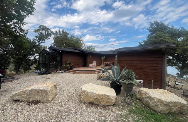 Private 4-Bedroom Lakeside Retreat, Nestled in Woodlands in Manhattan