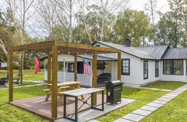 Private 8-Acre Ranch with Outdoor Dine in/Barbecue