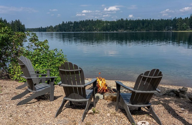 Private access to Swan Lake, hot tub, dock