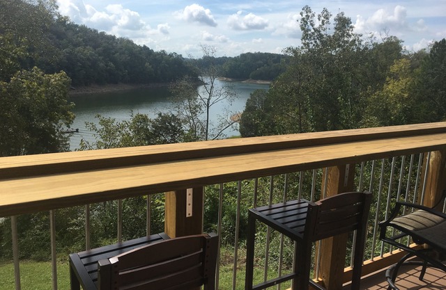 Private and Peaceful Lakefront Cabin, just north of Smokey Mountains
