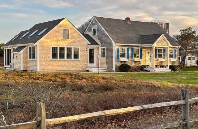 PRIVATE BEACH, 2 min walk. WIFI, AC, sunny/clean. New Kitchen & screened porch.