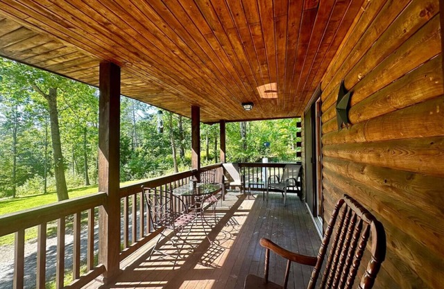 Private Cabin perfect for couples and families!