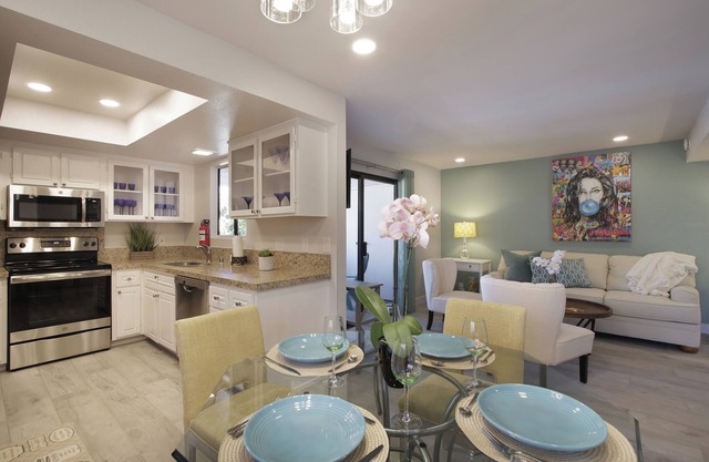 Private charming upper level 2 bed/2 bath cozzy condo