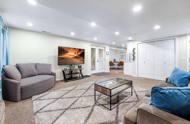 Private/clean guest suite, bath, kitchen & laundry