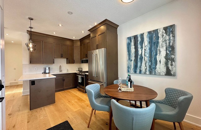 Private, clean, stocked carriage suite! 15 min to downtown, 45 min to mountains