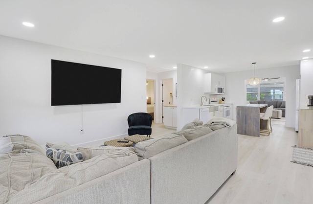 Private Coastal Retreat walking distance to downtown Jensen Beach Sleeps 6