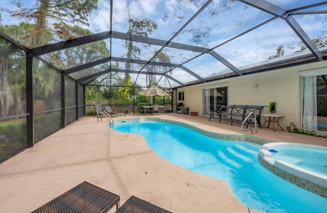 Private Coastal Retreat/Heated Pool Family-Friendly 7 min to Siesta Key Beach