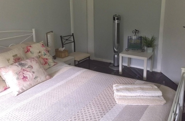 Private, cosy queen room w ensuite (pet friendly)