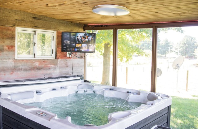Private Country house with hot tub and screened in back porch