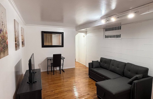 Private Cozy Apartment in E. Elmhurst, Near LGA