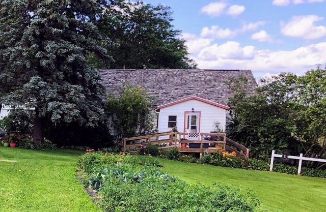 Private, Cozy, Driftless 2BR Farmhouse on 80 acres, 2 miles from Viroqua, WI