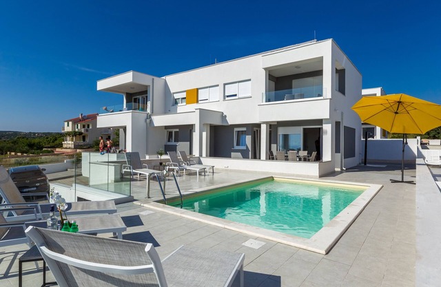 Private Deluxe Villa with Pool for 24