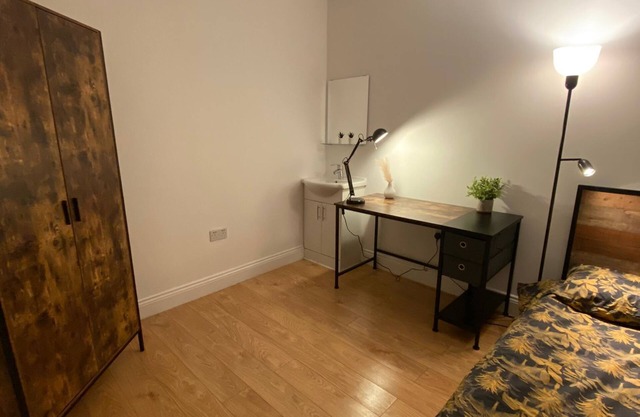 Private Double Room Mins To Central w Elizabeth L.