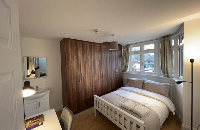 Private Double Room Mins To Central w Elizabeth L.