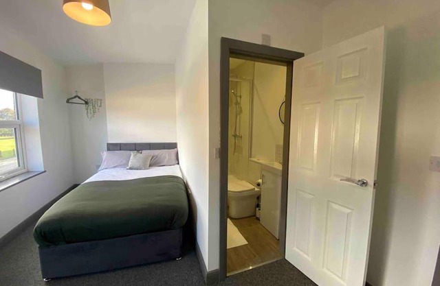 Private Ensuite Rooms with Kitchen - Ideal for Work & Travel
