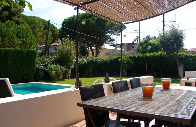 Private pool and garden, just steps from the beach, between Barcelona and Sitges