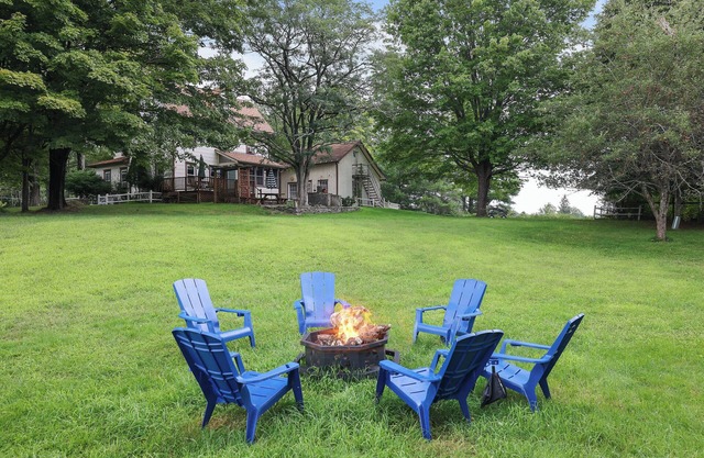 Private Farm House with Pond and A/C in Beach Lake