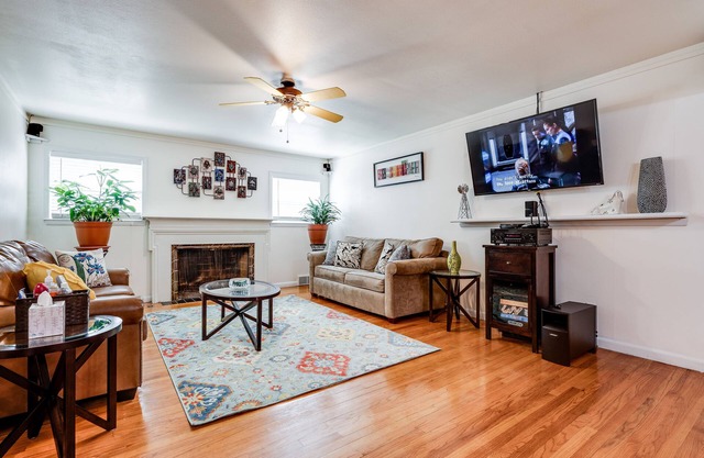 PRIVATE HEATED 15' SWIM SPA AND HOT TUB, LARGE FENCED YARD, FIRE PIT, & SWINGS