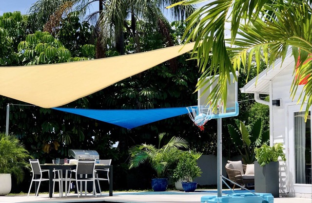 Private Heated Pool & Jacuzzi with Spacious Yard *CLOSE TO BEACH & DOWNTOWN*