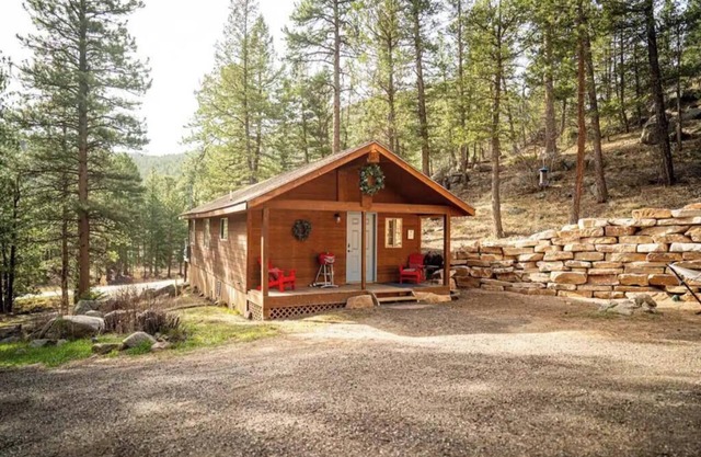 Private Hiking Trail! Cozy Canyon Cabin near RMNP w/King bed. Sleeps 4.