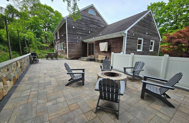 Private home next to Candlewood lake and Candlelight farms inn