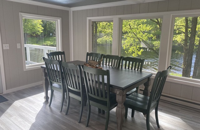 Private home on beautiful Nelson Lake, Pontoon included!