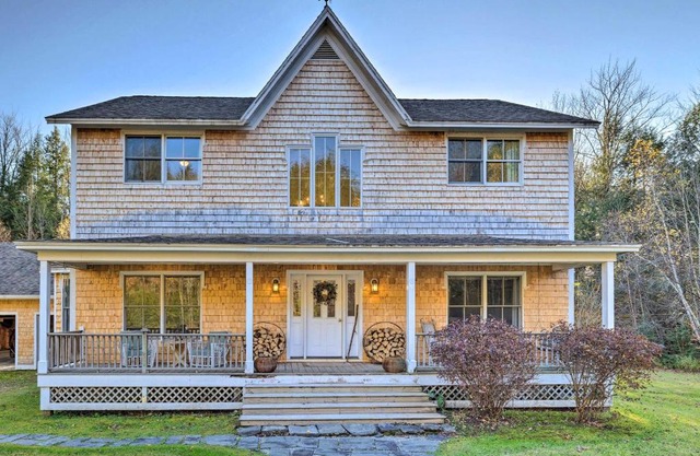 Private Home with Hot Tub Near Jay Peak Slopes