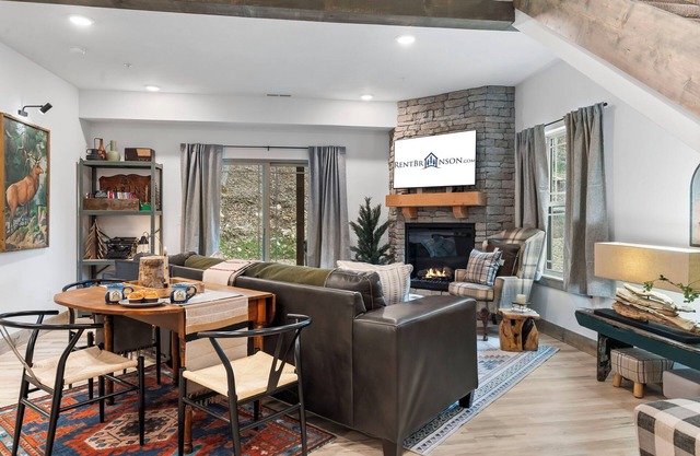 Private Hot Tub-Free Daily Tickets-Desk-Arcade-Cmty In&Outdoor Pools-Firepit