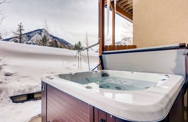 Private Hot Tub, Spacious Patio for Apres Ski & Mountain Sunset Viewing! Garage and Driveway Parking