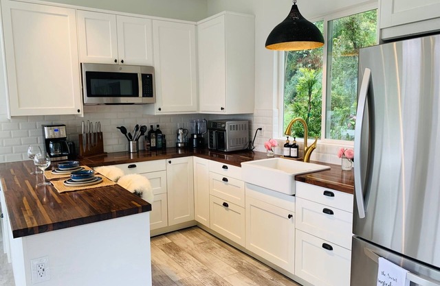 Private Hot Tub w/Sunset Views, New Remodel, Fireplace/Firepit & Pet Friendly!