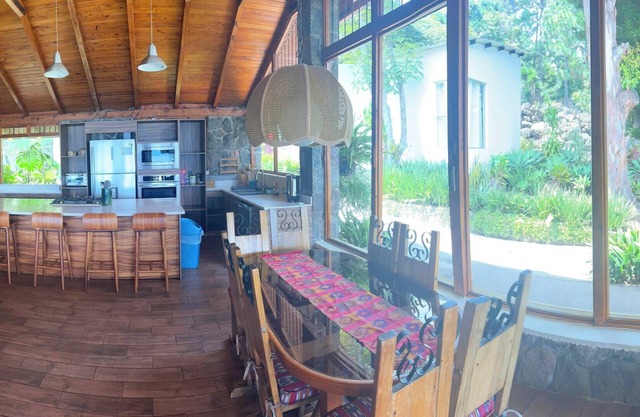 Private house in lake Atitlan WiFi, Jacuzzi, Sauna, Pool, Water Toys,