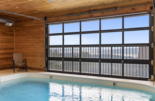 Private Indoor Pool-Hot Tub-Multiple Games-Free Daily Tickets-Expansive Deck-Breathtaking Views!