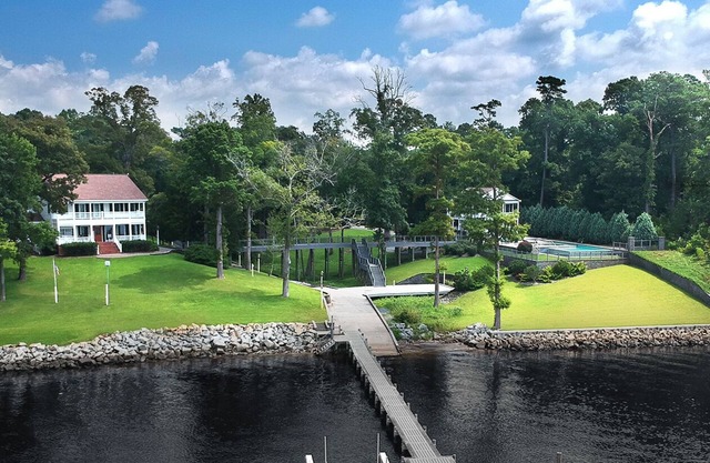 Private infinity pool, hot tub, tennis/basketball court on the Neuse River!
