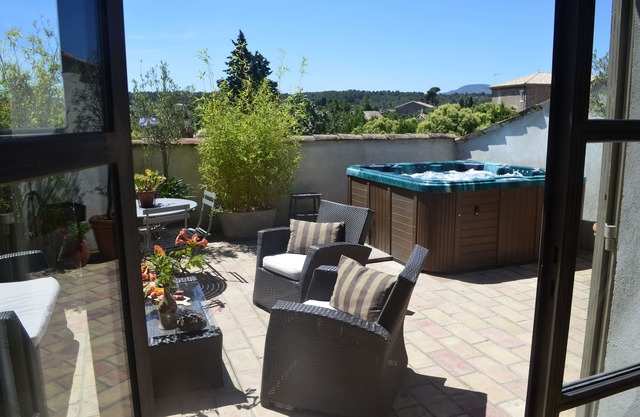 Private Jacuzzi in Minervois, beautiful cottage of character, charm, relaxation, terroir