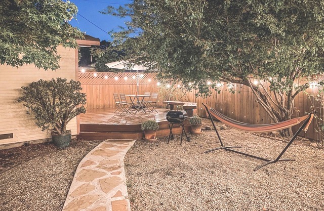 Private LA craftsman home in Atwater Village!