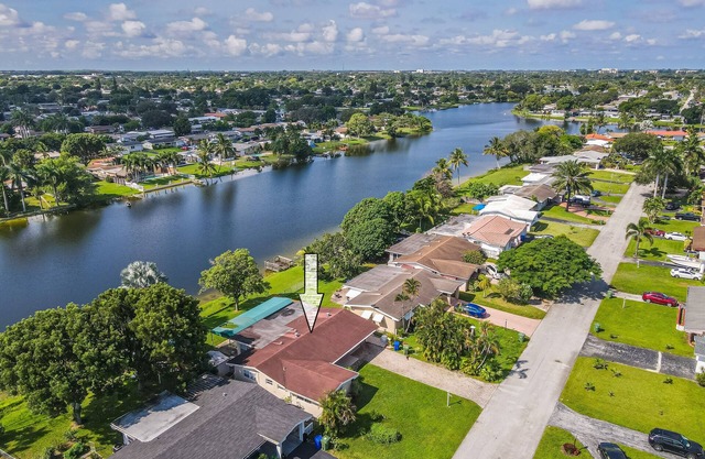 Private lakefront charming Home in Miami/Pembroke