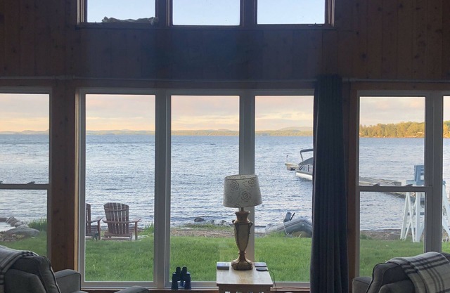 Private lakefront cottage on Lake Champlain, feet from Causeway bike path.