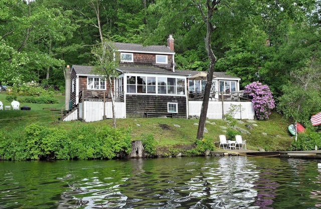 Private lakefront home, beach, boats, minium stay is 31 days by Town