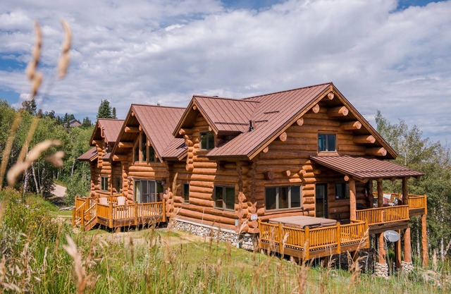 Private large family retreat with plenty of space. Stunning unobstructed views!