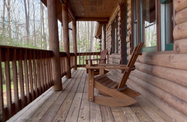 Private log cabin, hot tub, lake access with boat slip