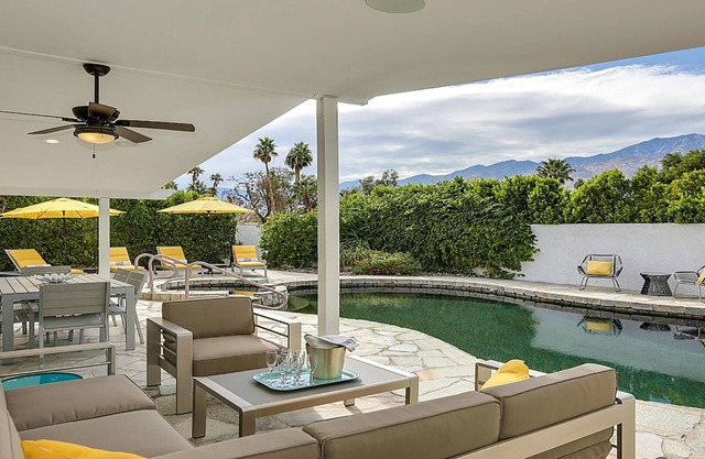 Private, Lush Outdoor Space Perfect for Relaxing by the Pool. 2 Primary Suites.