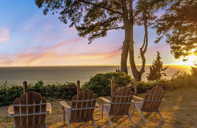 Private, luxury, hilltop studio, expansive ocean views, private hot tub on over an acre!