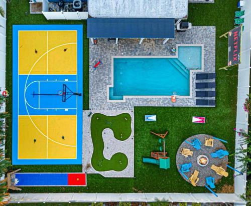 Private Oasis Pool Putting Green & Court