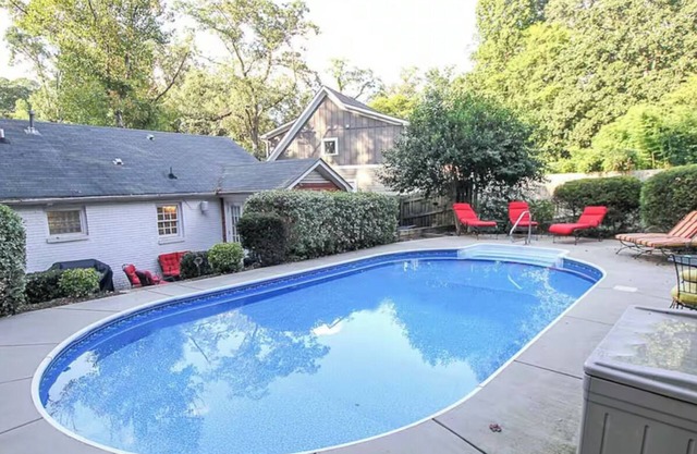 Private Oasis. Uptown. Pool. Hot Tub. Fire pit. Fenced in Yard