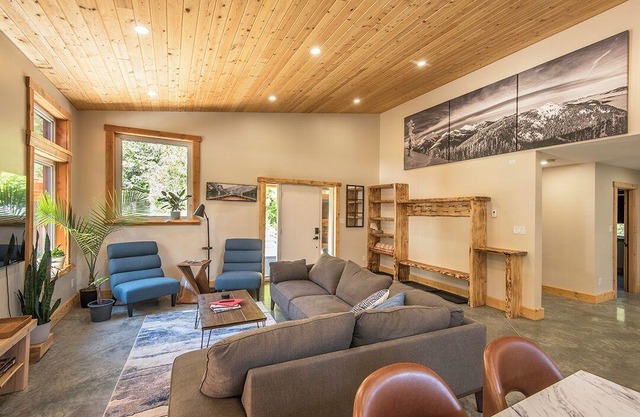 Private oasis with sauna and hot tub @ Red Mountain