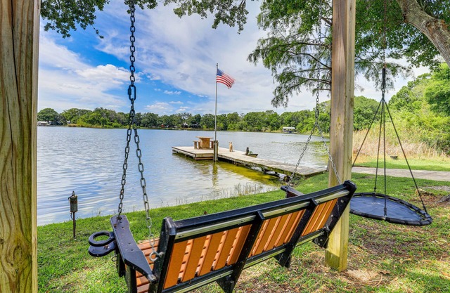 Private & Picturesque Escape on Lake Henry!