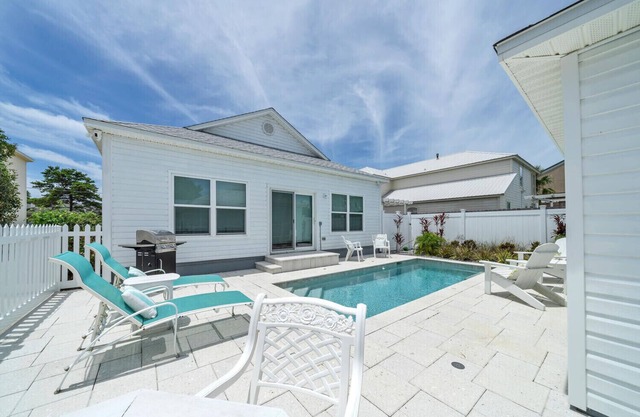 Private Pool, 2 blocks to beach & 1 bloc to The Henderson, great location