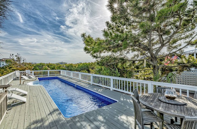 Private pool and views of the ocean on West Beach BHI!
